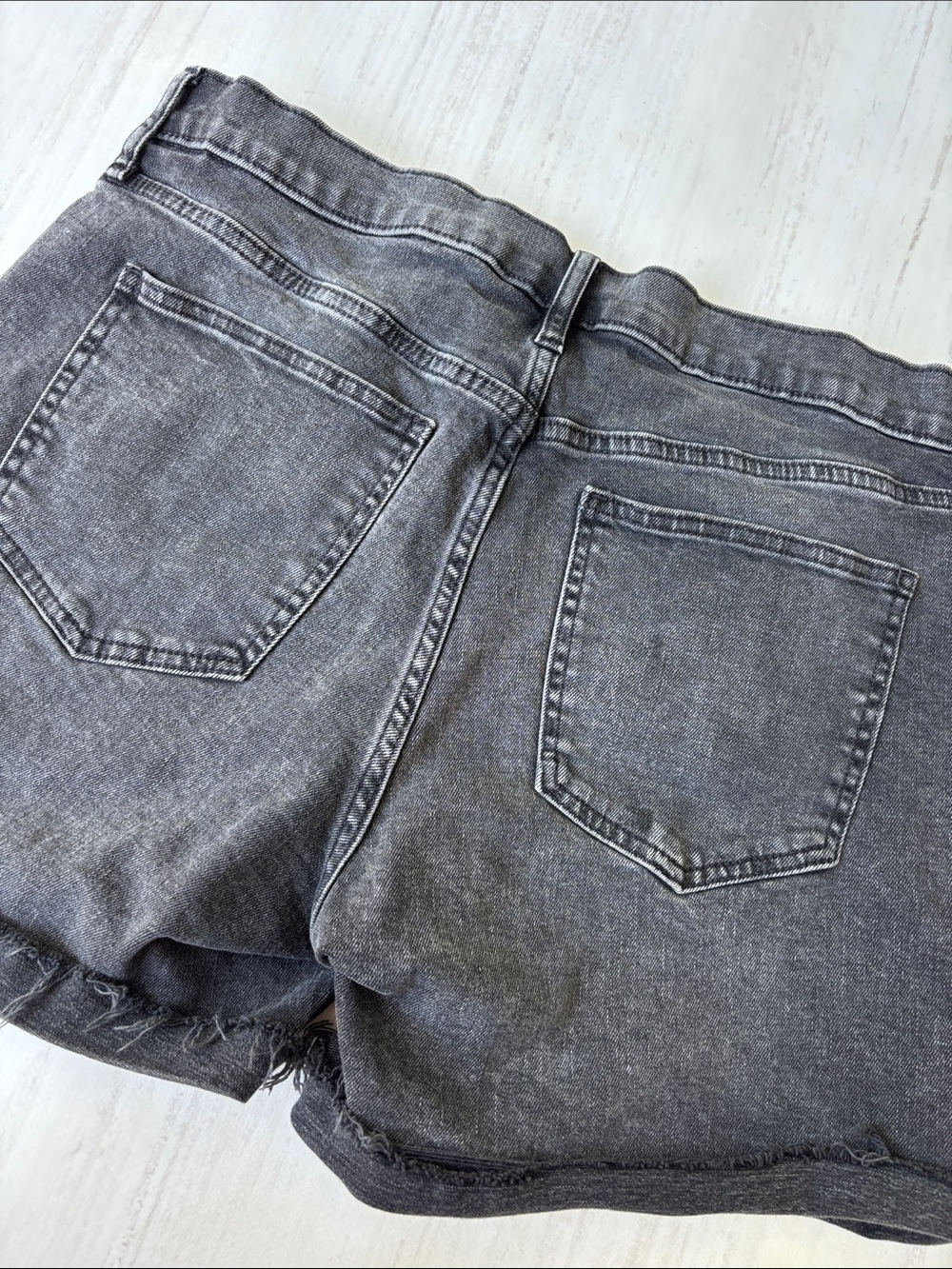 Women’s Black Gap Mid Rise Denim Jean Shorts Size 31 With 5” Inseam Exc Cond - Picture 5 of 17